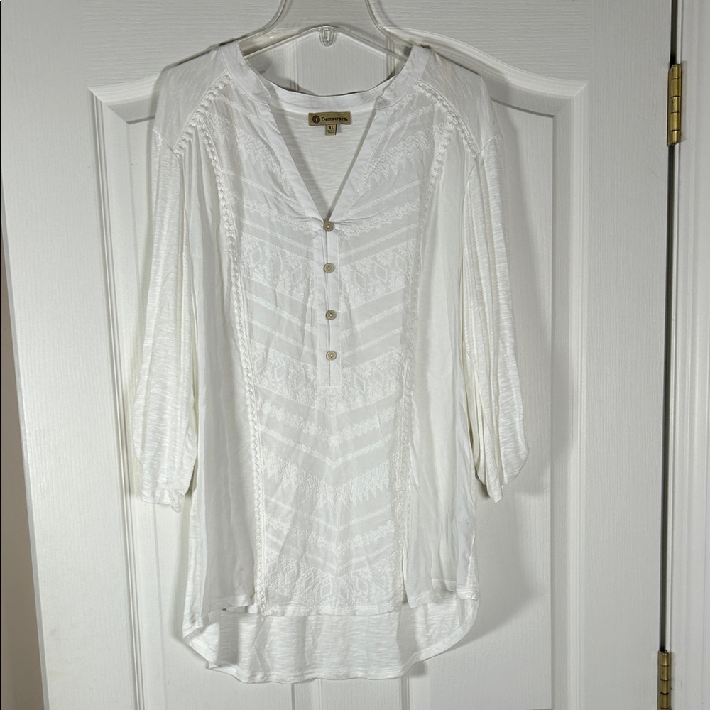 Democracy White Textured Blouse size XL